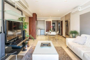 Spacious Apartment in CBD Pool & Parking perfect for the corporate traveller